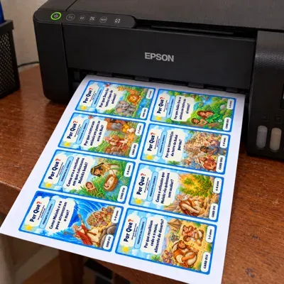 Folha com oito cards bíblicos saindo da impressora